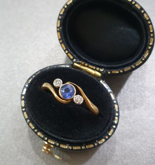 ART DECO SAPPHIRE DIAMOND RING 18CT GOLD SWIRL TRILOGY SIZE L - ADDITIONAL PHOTO 13