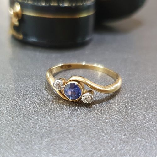 ART DECO SAPPHIRE DIAMOND RING 18CT GOLD SWIRL TRILOGY SIZE L - ADDITIONAL PHOTO 14