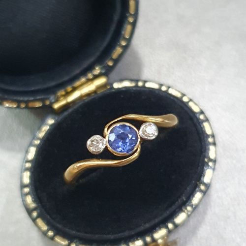 art deco sapphire diamond ring 18ct gold swirl trilogy size l - CATEGORY: ANTIQUE JEWELLERY - DATED 1930