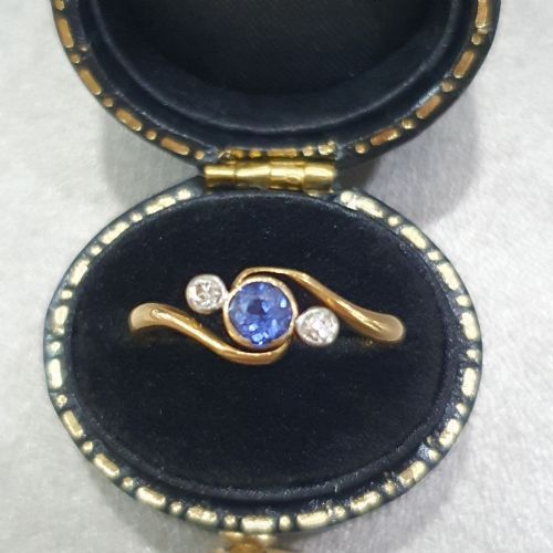ART DECO SAPPHIRE DIAMOND RING 18CT GOLD SWIRL TRILOGY SIZE L - ADDITIONAL PHOTO 1