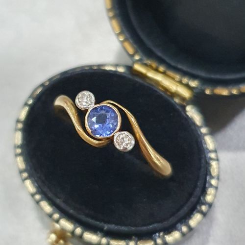 ART DECO SAPPHIRE DIAMOND RING 18CT GOLD SWIRL TRILOGY SIZE L - ADDITIONAL PHOTO 2