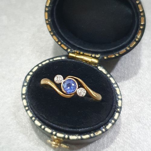 ART DECO SAPPHIRE DIAMOND RING 18CT GOLD SWIRL TRILOGY SIZE L - ADDITIONAL PHOTO 4
