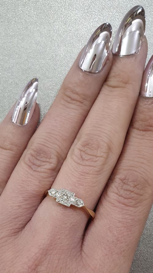 ART DECO PLATINUM SET DIAMOND GEOMETRIC TRILOGY 18CT GOLD RING SIZE N - ADDITIONAL PHOTO 8