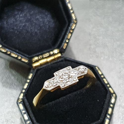 ART DECO PLATINUM SET DIAMOND GEOMETRIC TRILOGY 18CT GOLD RING SIZE N - ADDITIONAL PHOTO 13