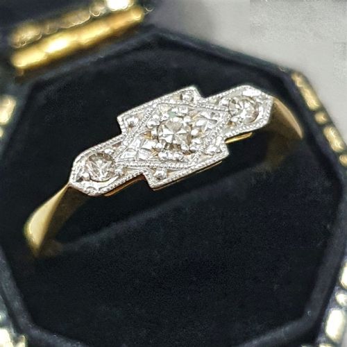ART DECO PLATINUM SET DIAMOND GEOMETRIC TRILOGY 18CT GOLD RING SIZE N - ADDITIONAL PHOTO 14