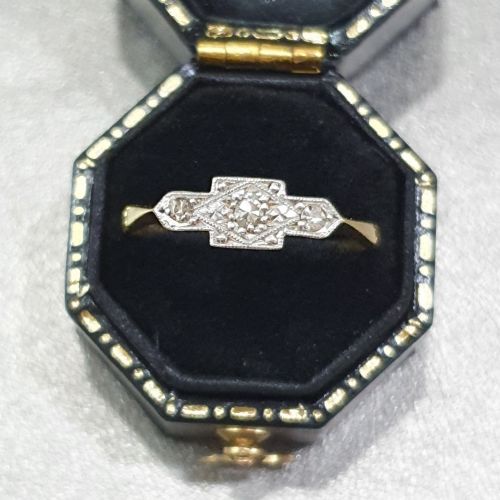 ART DECO PLATINUM SET DIAMOND GEOMETRIC TRILOGY 18CT GOLD RING SIZE N - ADDITIONAL PHOTO 2