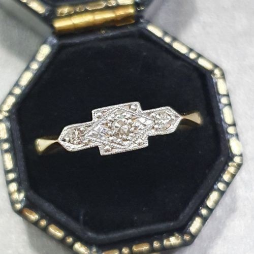 ART DECO PLATINUM SET DIAMOND GEOMETRIC TRILOGY 18CT GOLD RING SIZE N - ADDITIONAL PHOTO 3
