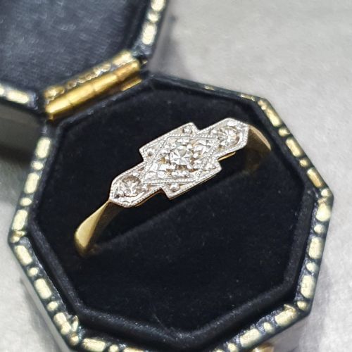 ART DECO PLATINUM SET DIAMOND GEOMETRIC TRILOGY 18CT GOLD RING SIZE N - ADDITIONAL PHOTO 4