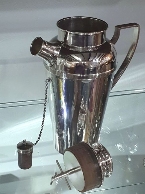 ART DECO JAMES DIXON SONS ENGINE TURNED COCKTAIL SHAKER WITH CORK STOPPER HANDLE POURING SPOUT SILVER PLATED C1930S - ADDITIONAL PHOTO 1