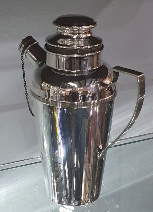 ART DECO JAMES DIXON SONS ENGINE TURNED COCKTAIL SHAKER WITH CORK STOPPER HANDLE POURING SPOUT SILVER PLATED C1930S - ADDITIONAL PHOTO 2
