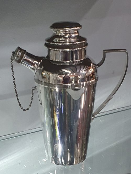 ART DECO JAMES DIXON SONS ENGINE TURNED COCKTAIL SHAKER WITH CORK STOPPER HANDLE POURING SPOUT SILVER PLATED C1930S - ADDITIONAL PHOTO 3