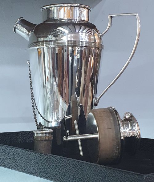 ART DECO JAMES DIXON SONS ENGINE TURNED COCKTAIL SHAKER WITH CORK STOPPER HANDLE POURING SPOUT SILVER PLATED C1930S - ADDITIONAL PHOTO 4