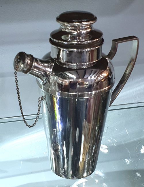 ART DECO JAMES DIXON SONS ENGINE TURNED COCKTAIL SHAKER WITH CORK STOPPER HANDLE POURING SPOUT SILVER PLATED C1930S - ADDITIONAL PHOTO 5