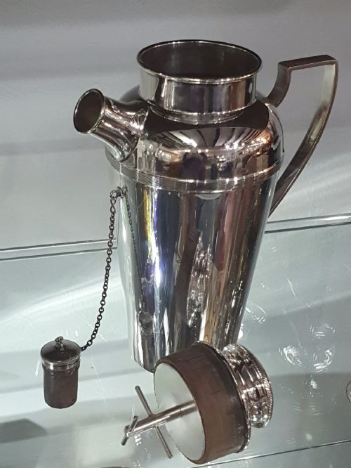 ART DECO JAMES DIXON SONS ENGINE TURNED COCKTAIL SHAKER WITH CORK STOPPER HANDLE POURING SPOUT SILVER PLATED C1930S - ADDITIONAL PHOTO 6