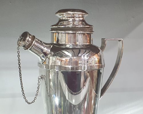 ART DECO JAMES DIXON SONS ENGINE TURNED COCKTAIL SHAKER WITH CORK STOPPER HANDLE POURING SPOUT SILVER PLATED C1930S - ADDITIONAL PHOTO 7