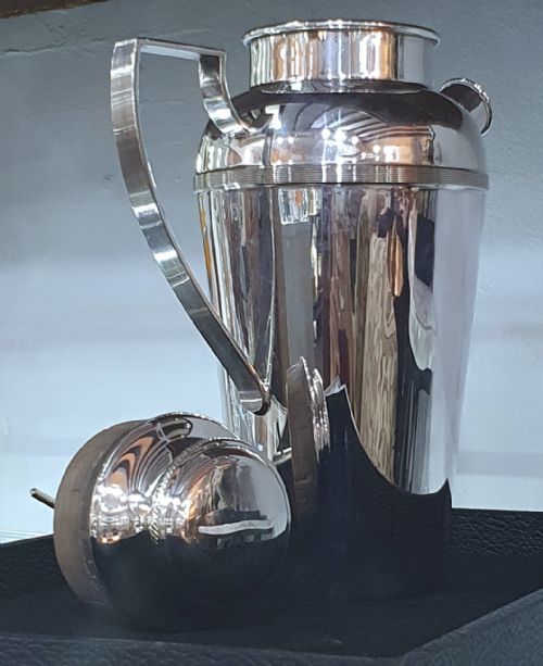 ART DECO JAMES DIXON SONS ENGINE TURNED COCKTAIL SHAKER WITH CORK STOPPER HANDLE POURING SPOUT SILVER PLATED C1930S - ADDITIONAL PHOTO 8