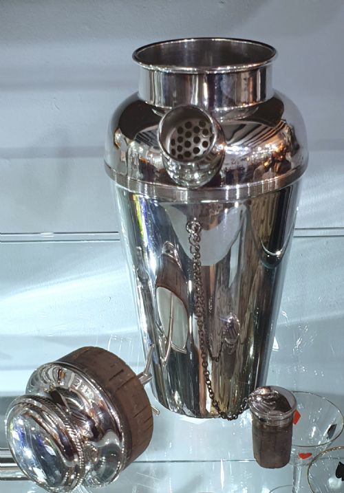 ART DECO JAMES DIXON SONS ENGINE TURNED COCKTAIL SHAKER WITH CORK STOPPER HANDLE POURING SPOUT SILVER PLATED C1930S - ADDITIONAL PHOTO 12