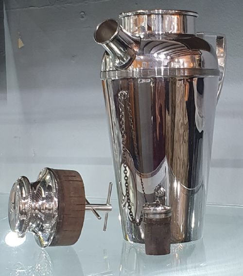 ART DECO JAMES DIXON SONS ENGINE TURNED COCKTAIL SHAKER WITH CORK STOPPER HANDLE POURING SPOUT SILVER PLATED C1930S - ADDITIONAL PHOTO 13