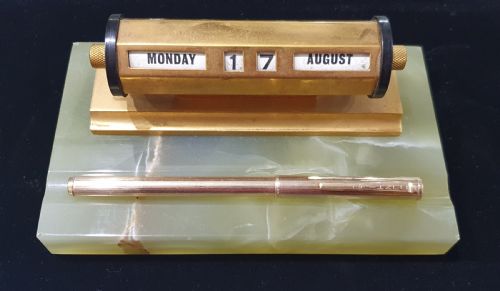 ART DECO PERPETUAL DESK CALENDAR ON ONYX BASE WITH PEN SLOT C1930S - ADDITIONAL PHOTO 1