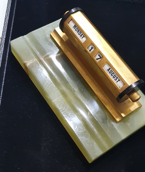 ART DECO PERPETUAL DESK CALENDAR ON ONYX BASE WITH PEN SLOT C1930S - ADDITIONAL PHOTO 3