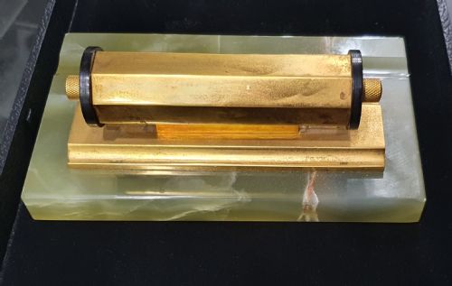 ART DECO PERPETUAL DESK CALENDAR ON ONYX BASE WITH PEN SLOT C1930S - ADDITIONAL PHOTO 4