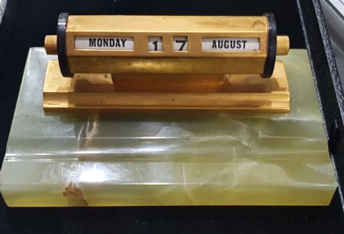 ART DECO PERPETUAL DESK CALENDAR ON ONYX BASE WITH PEN SLOT C1930S - ADDITIONAL PHOTO 7