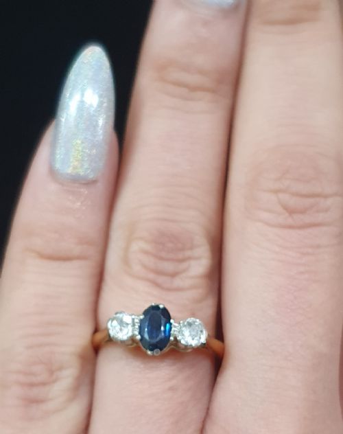 1930S ART DECO SAPPHIRE DIAMOND 18CT GOLD TRILOGY RING SIZE M - ADDITIONAL PHOTO 2