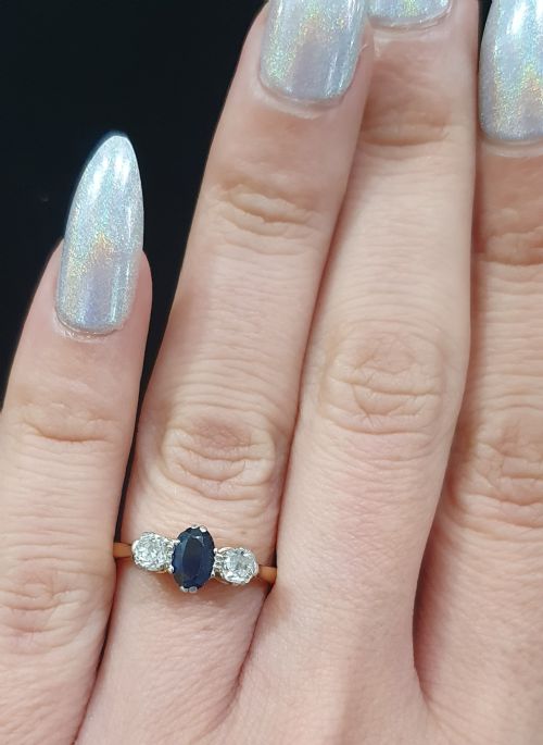 1930S ART DECO SAPPHIRE DIAMOND 18CT GOLD TRILOGY RING SIZE M - ADDITIONAL PHOTO 3