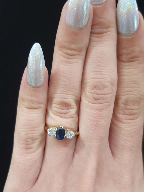1930S ART DECO SAPPHIRE DIAMOND 18CT GOLD TRILOGY RING SIZE M - ADDITIONAL PHOTO 4