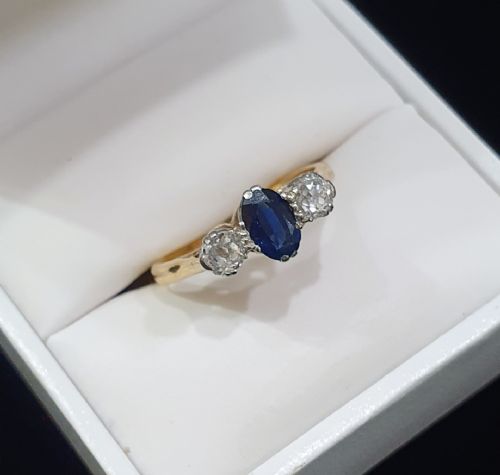 1930S ART DECO SAPPHIRE DIAMOND 18CT GOLD TRILOGY RING SIZE M - ADDITIONAL PHOTO 6