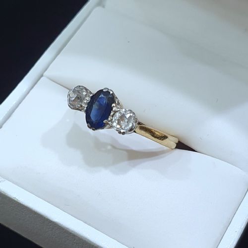 1930S ART DECO SAPPHIRE DIAMOND 18CT GOLD TRILOGY RING SIZE M - ADDITIONAL PHOTO 8