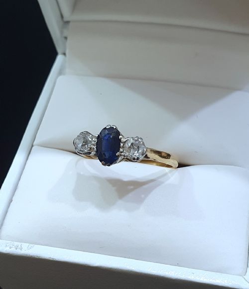 1930S ART DECO SAPPHIRE DIAMOND 18CT GOLD TRILOGY RING SIZE M - ADDITIONAL PHOTO 9