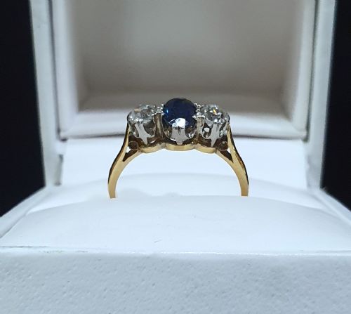 1930S ART DECO SAPPHIRE DIAMOND 18CT GOLD TRILOGY RING SIZE M - ADDITIONAL PHOTO 10