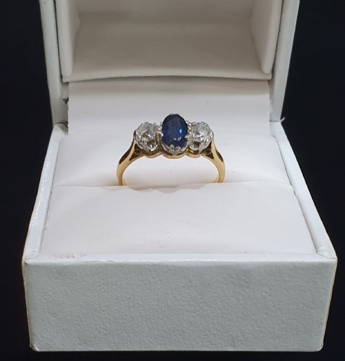 1930S ART DECO SAPPHIRE DIAMOND 18CT GOLD TRILOGY RING SIZE M - ADDITIONAL PHOTO 11