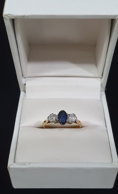 1930S ART DECO SAPPHIRE DIAMOND 18CT GOLD TRILOGY RING SIZE M - ADDITIONAL PHOTO 12