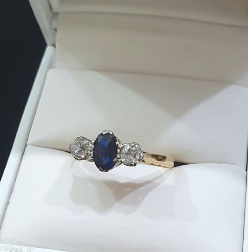 1930S ART DECO SAPPHIRE DIAMOND 18CT GOLD TRILOGY RING SIZE M - ADDITIONAL PHOTO 16
