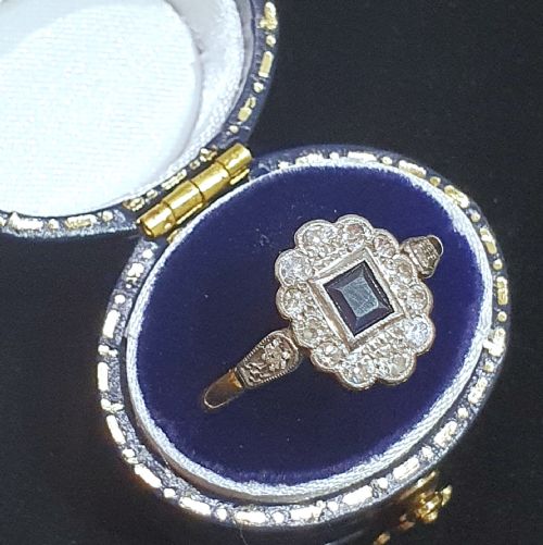 1930S ART DECO PRINCESS SAPPHIRE DIAMONDS 18CT GOLD RING SIZE R - ADDITIONAL PHOTO 2