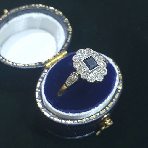 1930S ART DECO PRINCESS SAPPHIRE DIAMONDS 18CT GOLD RING SIZE R - ADDITIONAL PHOTO 3