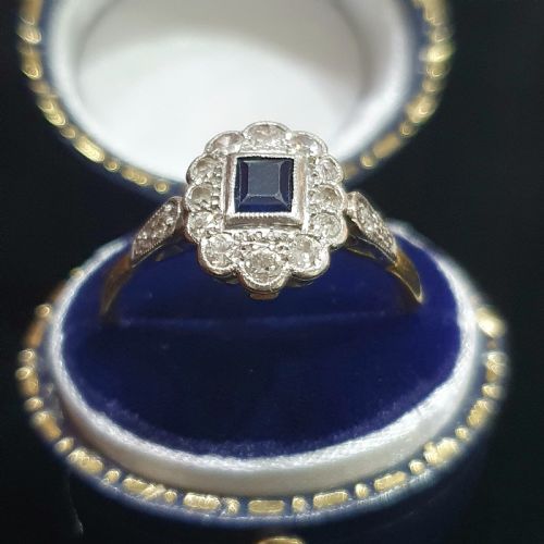 1930S ART DECO PRINCESS SAPPHIRE DIAMONDS 18CT GOLD RING SIZE R - ADDITIONAL PHOTO 4