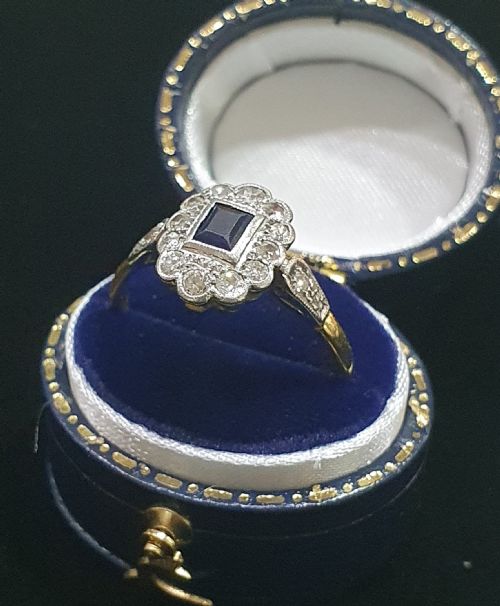 1930S ART DECO PRINCESS SAPPHIRE DIAMONDS 18CT GOLD RING SIZE R - ADDITIONAL PHOTO 5