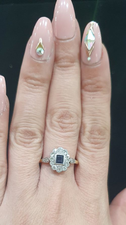 1930S ART DECO PRINCESS SAPPHIRE DIAMONDS 18CT GOLD RING SIZE R - ADDITIONAL PHOTO 7