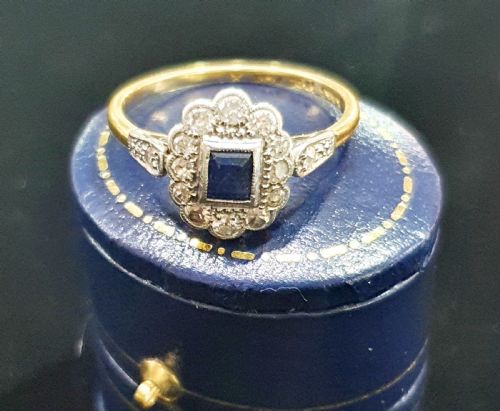 1930S ART DECO PRINCESS SAPPHIRE DIAMONDS 18CT GOLD RING SIZE R - ADDITIONAL PHOTO 9