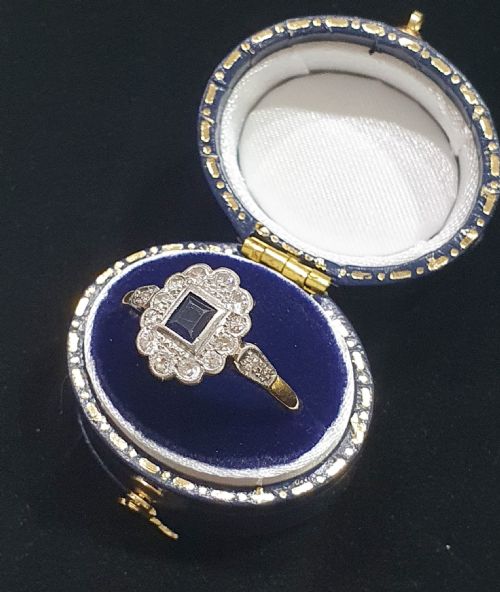 1930S ART DECO PRINCESS SAPPHIRE DIAMONDS 18CT GOLD RING SIZE R - ADDITIONAL PHOTO 16