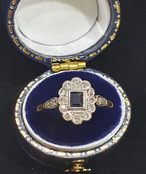 1930S ART DECO PRINCESS SAPPHIRE DIAMONDS 18CT GOLD RING SIZE R - ADDITIONAL PHOTO 17
