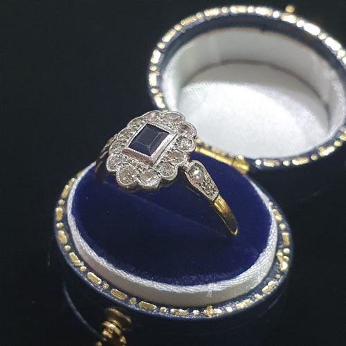 1930S ART DECO PRINCESS SAPPHIRE DIAMONDS 18CT GOLD RING SIZE R - ADDITIONAL PHOTO 12