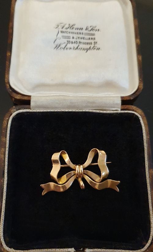victorian 15ct gold bow brooch in box - CATEGORY: ANTIQUE JEWELLERY - DATED VICTORIAN