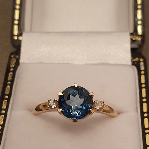 london blue topaz white topaz shoulders 9ct gold ring size o - CATEGORY: ANTIQUE JEWELLERY - DATED 1960