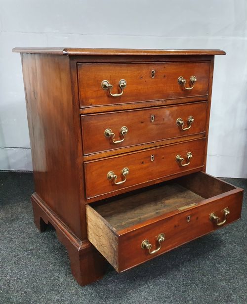 EARLY 19TH CENTURY MAHOGANY CHEST OF FOUR DRAWERS - ADDITIONAL PHOTO 3