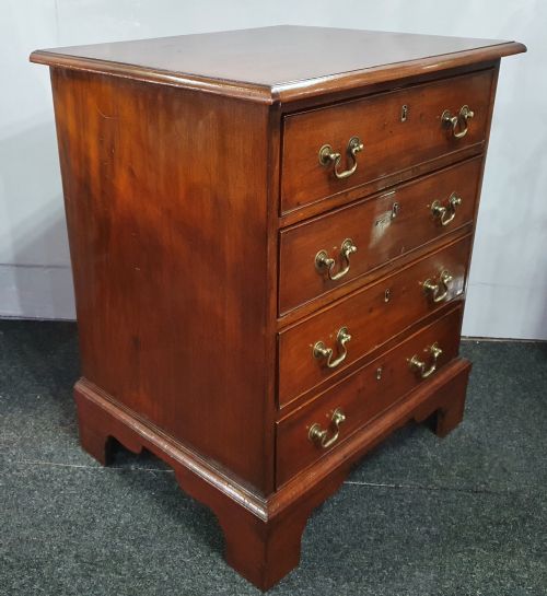 EARLY 19TH CENTURY MAHOGANY CHEST OF FOUR DRAWERS - ADDITIONAL PHOTO 4