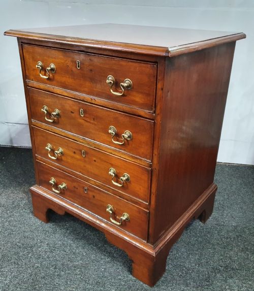 early 19th century mahogany chest of four drawers - CATEGORY: ANTIQUE CHEST OF DRAWERS - DATED 19TH CENTURY